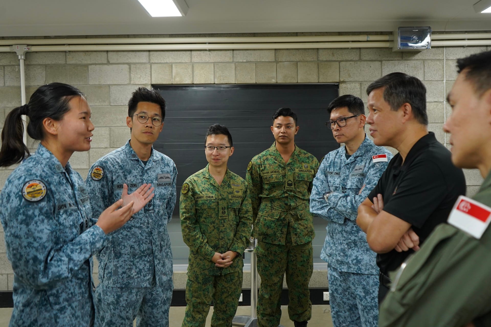 This is the alt textMr Chan engaged Republic of Singapore Air Force (RSAF)’s service personnel about their training 